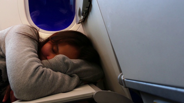 女孩睡在飞机上视频下载