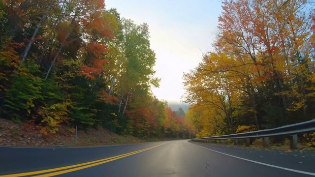 新罕布什尔州坎卡马古斯高速公路上的秋天视频素材