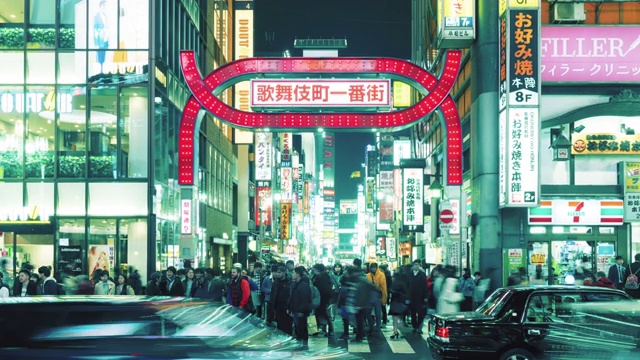 4K时间推移-晚上的人群购物新宿地区，缩小视频素材