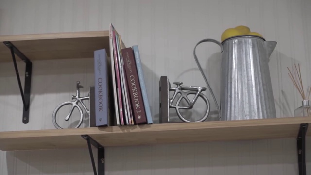 书和水壶放在书架上视频素材