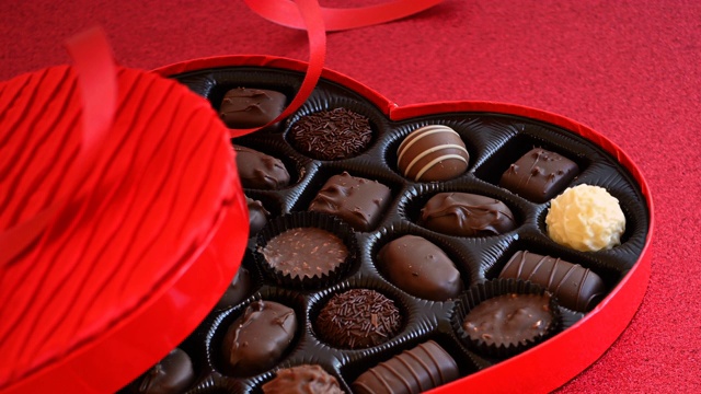 桌上的心形巧克力盒视频下载