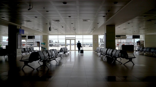 4K视频，商人走向机场的办公桌视频素材