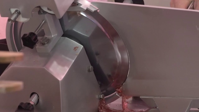 在机器上切肉视频下载
