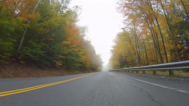 坎卡马格斯高速公路上的秋雾视频素材
