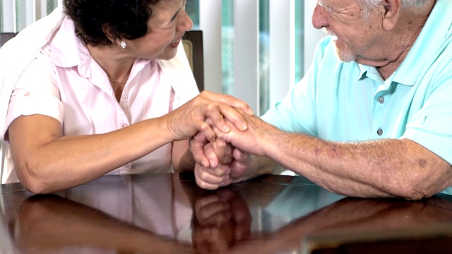 西班牙老夫妇在家里聊天，手牵着手视频素材
