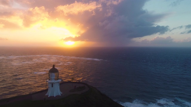 雷因加角的美丽日落，灯塔。视频下载