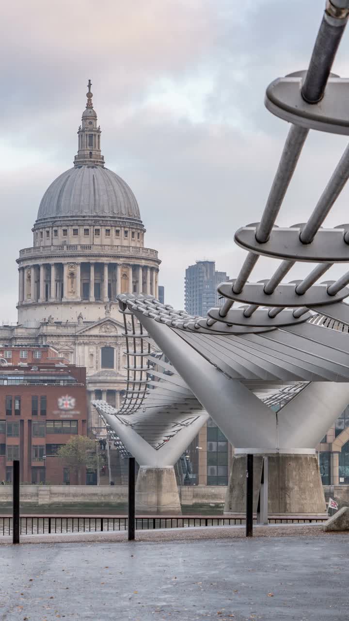 垂直T/L的圣保罗大教堂和千禧桥伦敦，英国视频素材