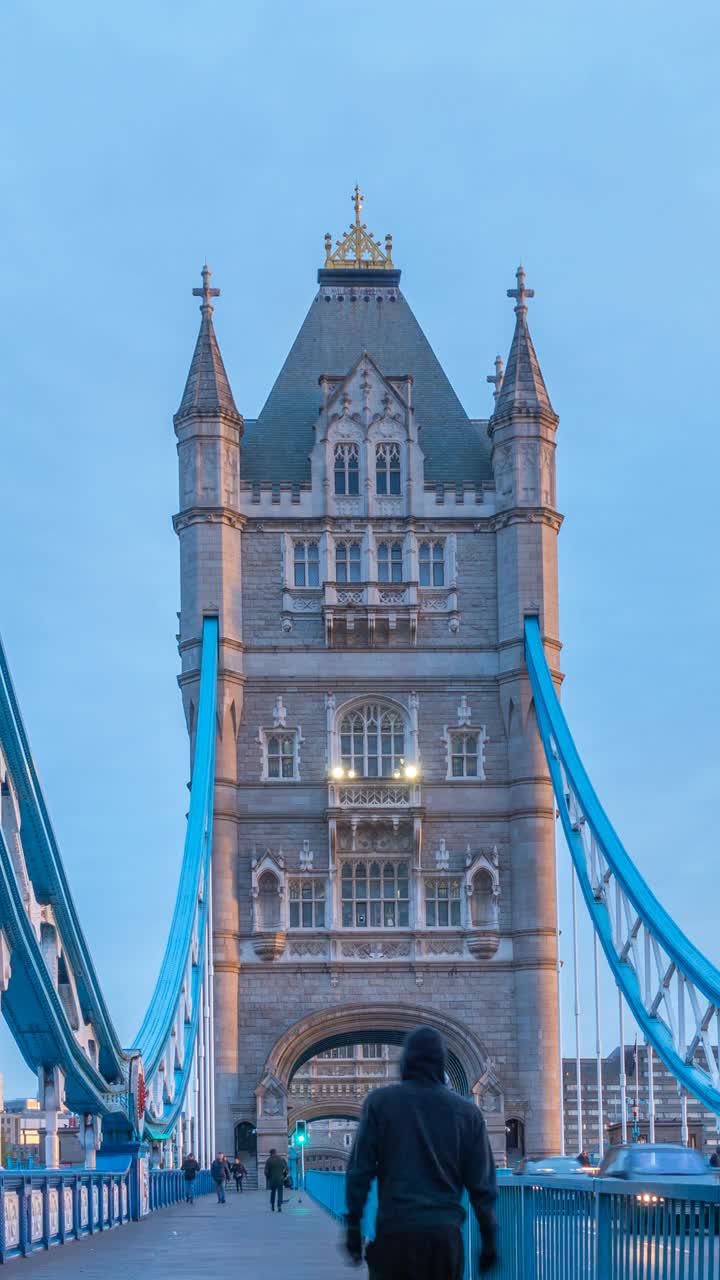 清晨，英国伦敦塔桥内的垂直延时视频素材