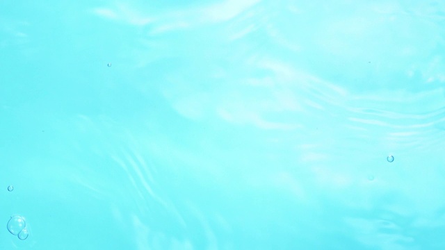 淡蓝色背景上缓慢移动的水面视频素材