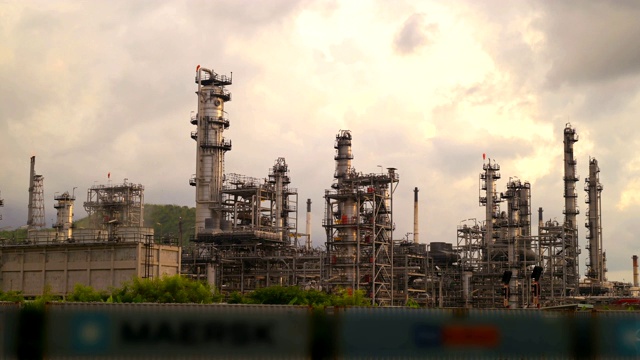 石油和天然气工业在一个石油和石油炼油厂视频素材