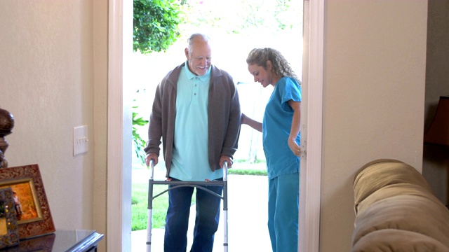 医疗工作者帮助老年人走路视频下载
