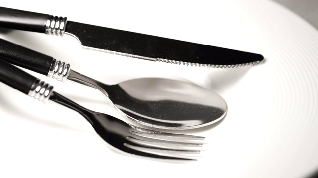 光移动在银匙，叉子和刀在白色的盘子，晚餐设置或开放场景的食物餐厅或烹饪概念视频素材