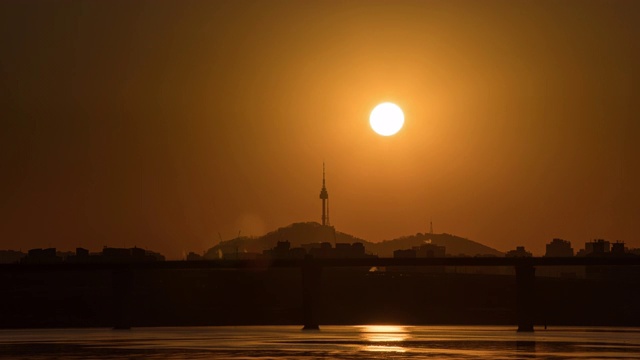首尔汉江后的北首尔塔(旅游景点)的日出视图视频素材