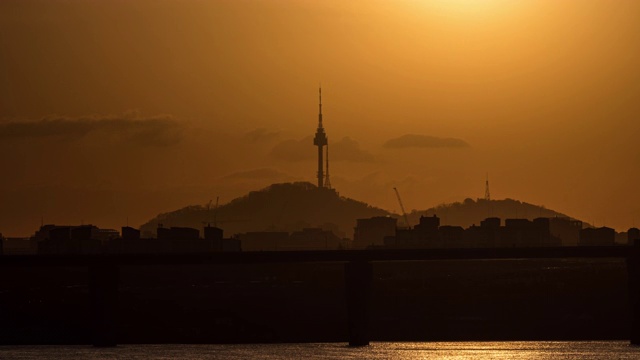 首尔汉江后的北首尔塔(旅游景点)的日出视图视频素材