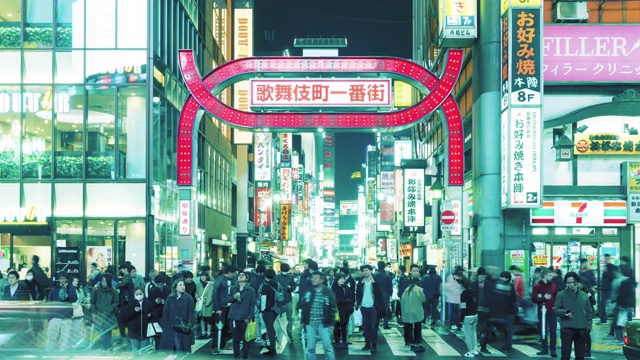 4K时间推移-晚上的人群购物新宿地区，放大视频素材