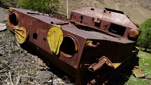 锈迹斑斑的坦克视频素材
