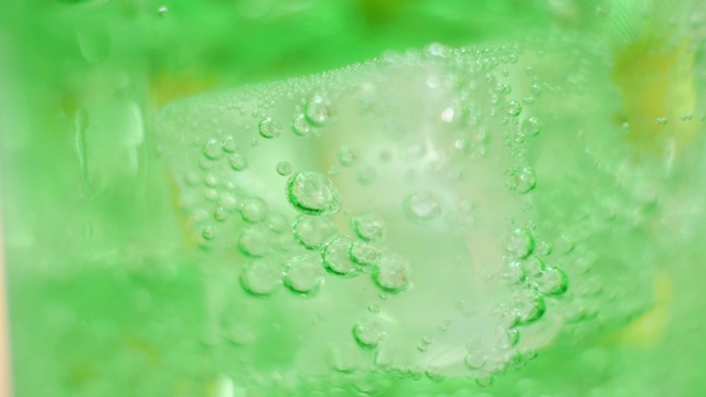 气泡内的玻璃闪闪发光的绿色水视频素材