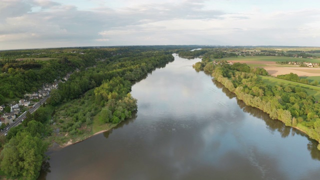 这是法国卢瓦尔河谷卢瓦尔河的航拍图。视频下载