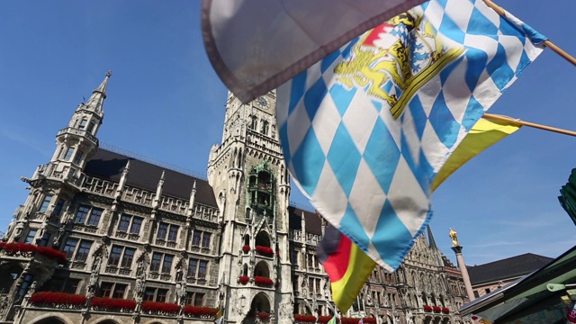 慕尼黑的玛丽恩广场上挂着巴伐利亚旗帜视频下载