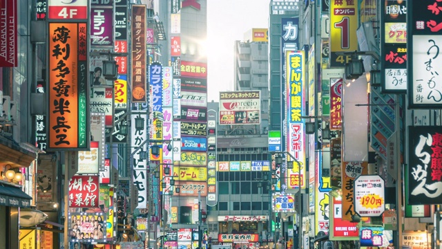 4K时间推移-日落的人群购物在新宿地区视频素材