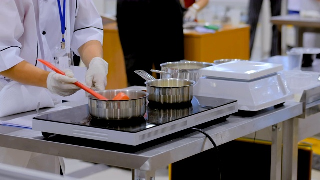 在锅中准备甜椒的过程视频下载