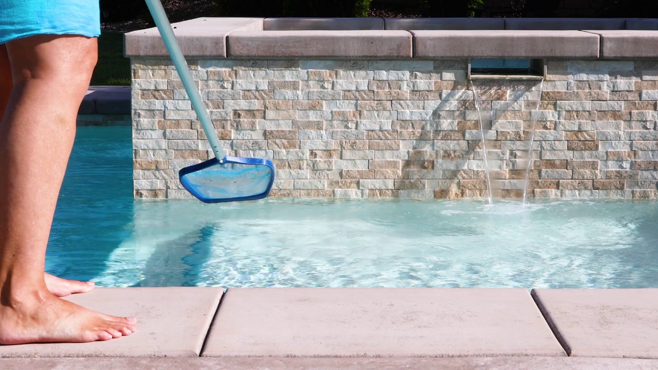 4k循环无缝电影录像的女人撇游泳池水视频下载