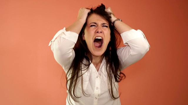 愤怒的女人一边大喊一边擦拭头发，动作超级慢视频素材
