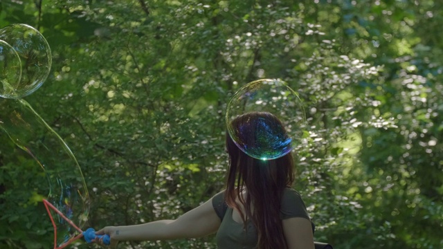 森林中的巨大泡泡。视频素材