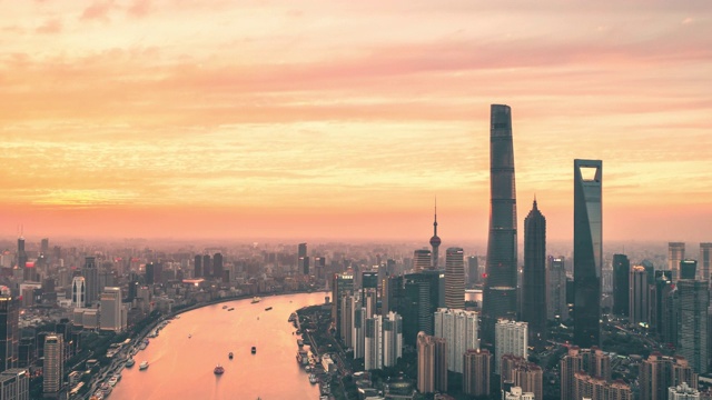 时间推移航拍视频的上海城市天际线在黄昏与戏剧性的天空视频素材