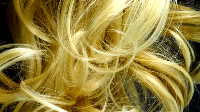 金发女孩的头发卷成慢镜头视频下载