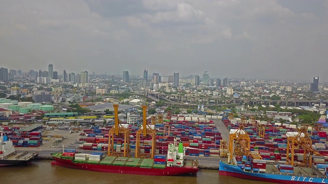 鸟瞰图集装箱船和吊装起重机在曼谷港。视频素材