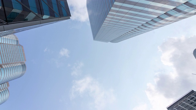 4K时光飞逝:俯瞰蓝天白云的摩天大楼和香港的办公大楼。视频素材