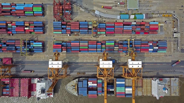 鸟瞰图集装箱船和吊装起重机在曼谷港。视频素材