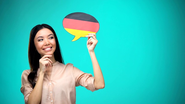 好奇的女人举着德国国旗，学习语言，留学视频下载