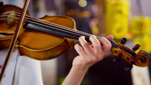 在泰国街头夜市演奏小提琴的音乐家。视频素材