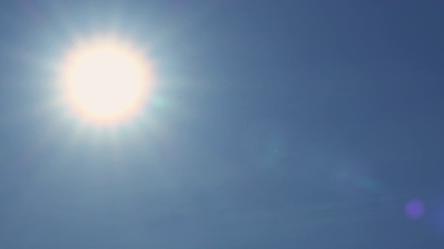 太阳耀斑在蓝天平移拍摄视频素材