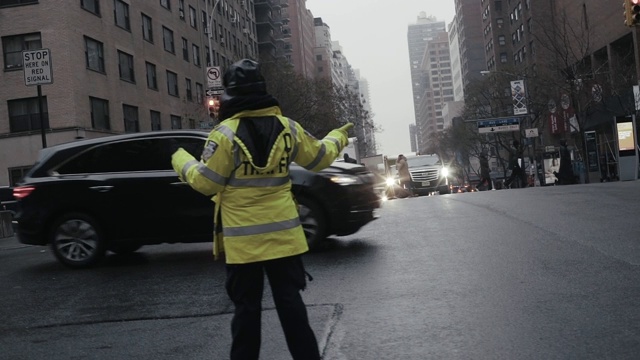 交通管理员在城市街道上引导汽车视频素材