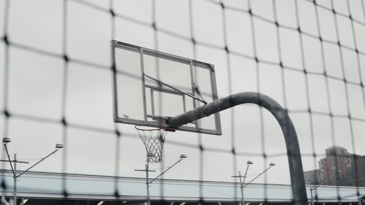 从栅栏上望向天空的篮球框视频下载