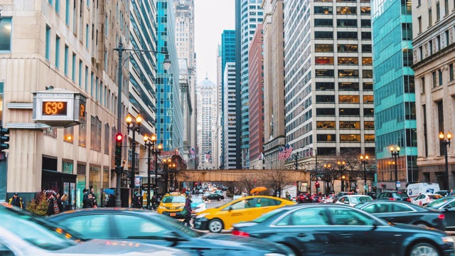 美国伊利诺斯州芝加哥市的密歇根大道上，芝加哥街道与交通十字路口的高峰时间间隔为4K视频素材