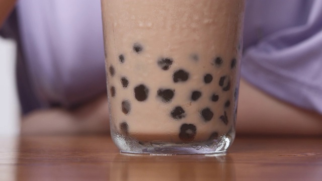 白色背景上的台湾泡奶茶视频下载