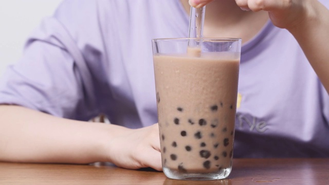 白色背景上的台湾泡奶茶视频下载
