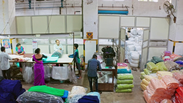 航拍视频，印度人在包装地区的工厂工作视频下载
