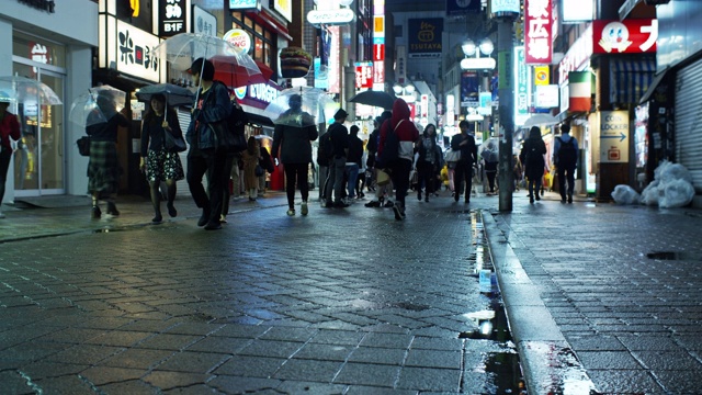 涩谷人群在夜晚-慢镜头视频素材