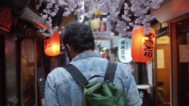 白种游客走在东京小巷的后视图视频购买