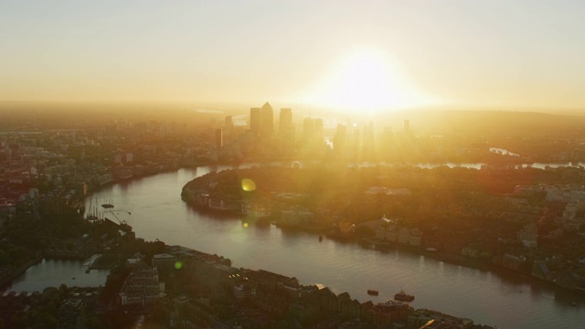 鸟瞰泰晤士河金丝雀码头伦敦视频素材