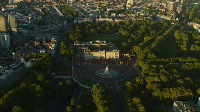 鸟瞰日出时的英国伦敦白金汉宫视频素材