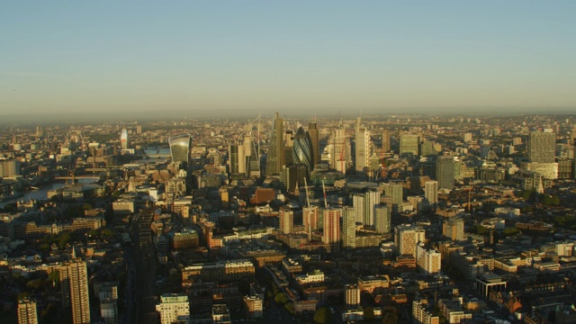 鸟瞰日出时的英国伦敦城市天际线视频素材