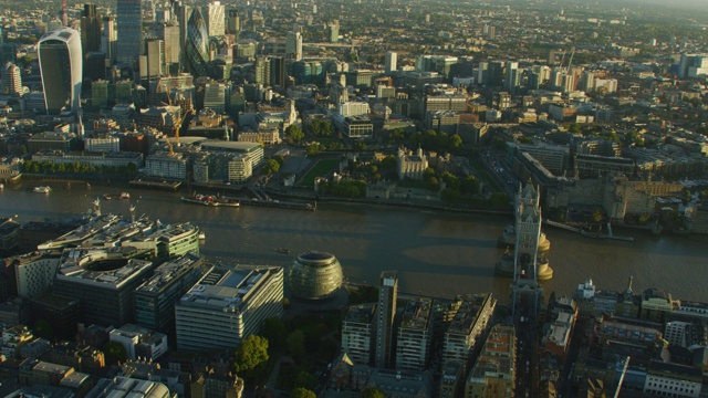 鸟瞰日出时的伦敦城市天际线视频素材