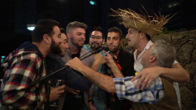 一群男人穿着六月派对的服装，在一个junina派对上唱歌视频下载