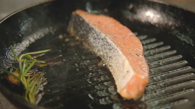 食物烹饪鱼粉鲑鱼鳟鱼片油炸视频素材
